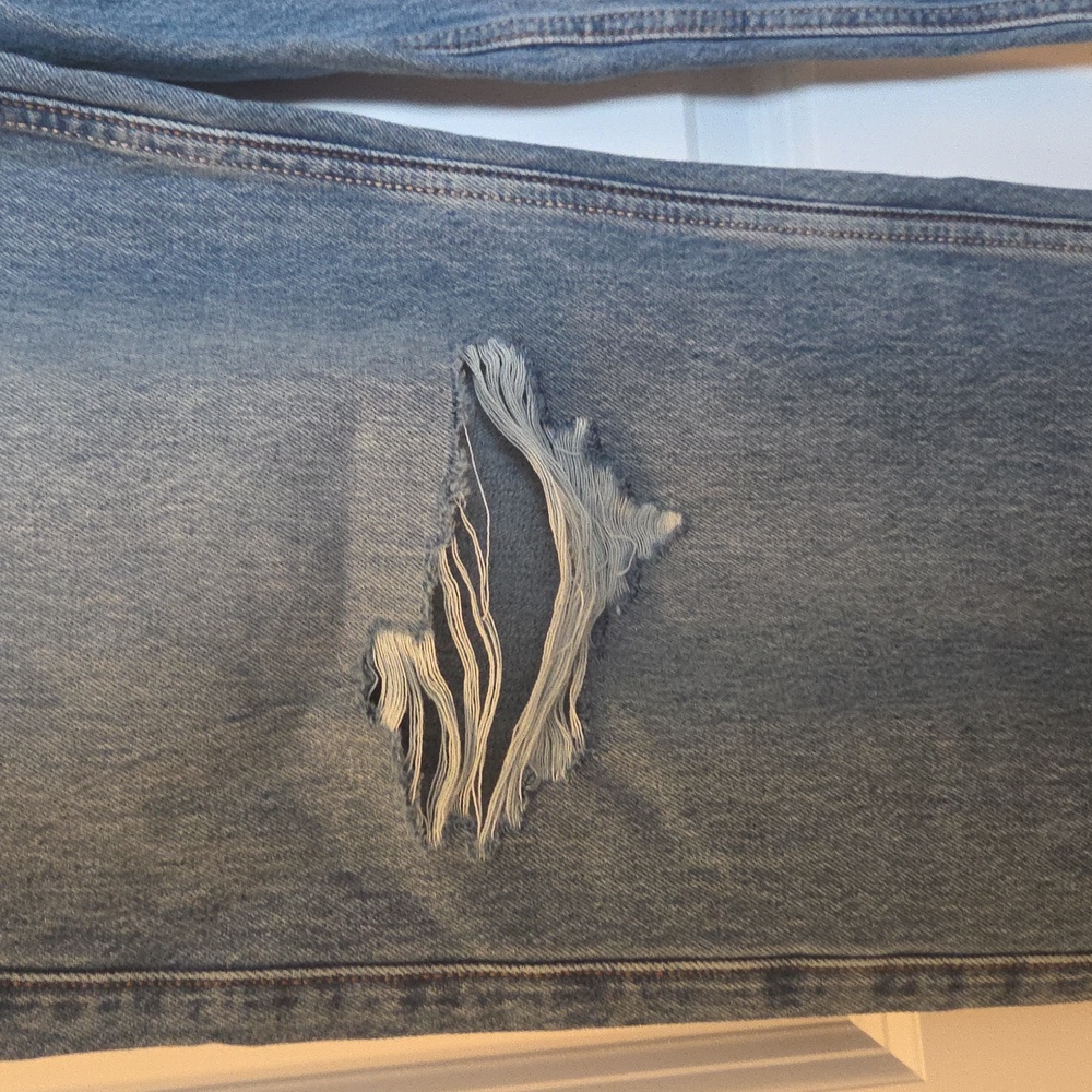 Hollister Women's Denim Ultra High Rise Baggy Jeans - Picture 6 of 7
